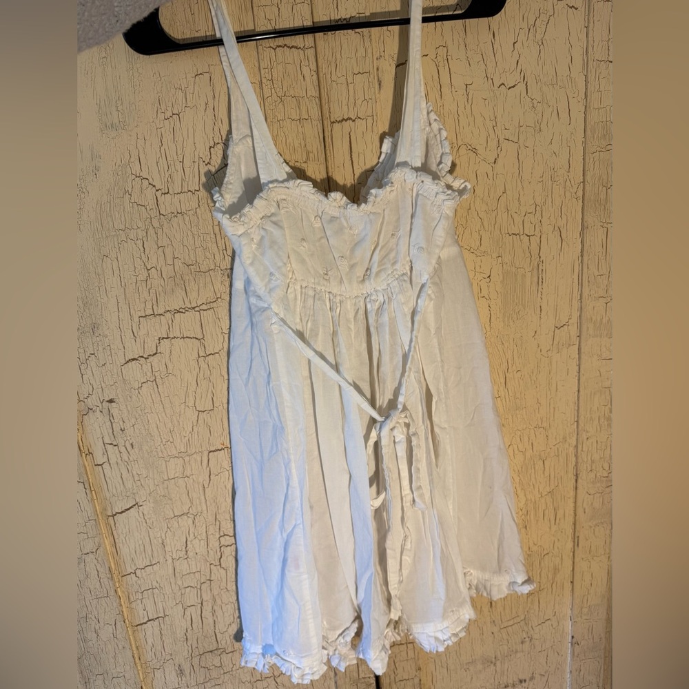 Louise Mitchell Dainty White Cotton Mini Dress with Embroided Roses⭐️ - Picture 5 of 8